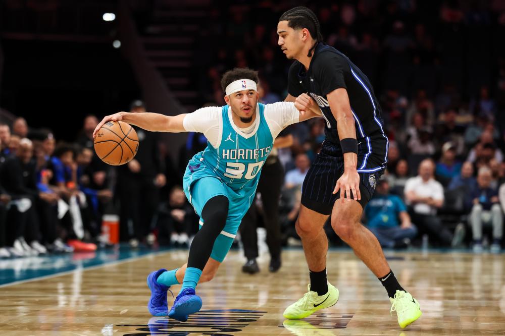 排队给C罗道歉！纪念去世队友，献上奖杯，球王重情重义